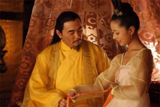 Vào mỗi buổi tối, các ông hoàng sẽ quyết định xem chọn người nào hầu hạ chuyện "giường chiếu".