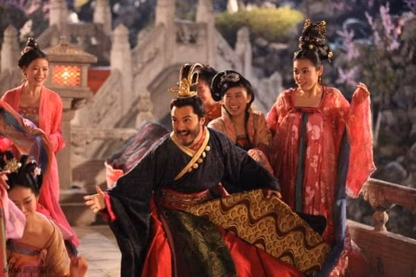 Khi ấy, hoàng đế sẽ ngủ một mình cho đến sáng mà không có người ở cạnh.