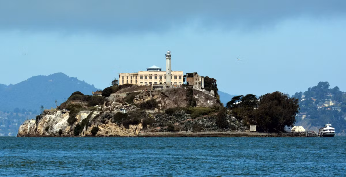 Alcatraz được xem là nhà tù kiên cố nhất nước Mỹ cũng như thế giới. Lịch sử ghi nhận một cuộc vượt ngục táo bạo xảy ra năm 1962 là trường hợp duy nhất thành công tại nhà tù Alcatraz.