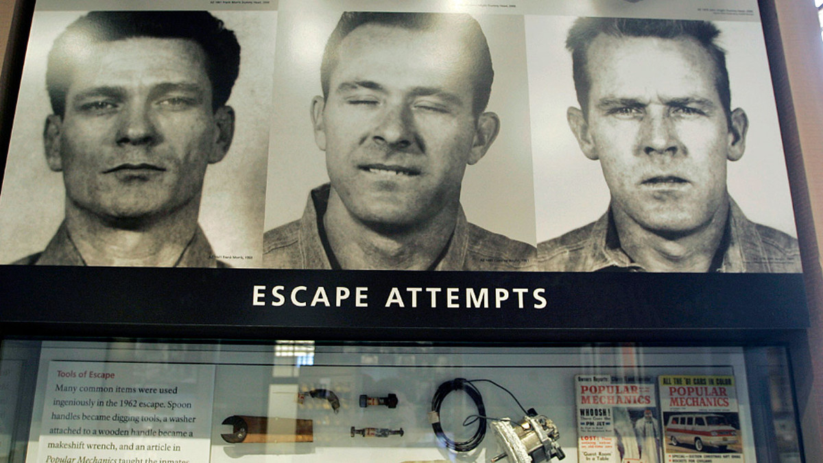 Sau khi phát hiện tù nhân vượt ngục, một cuộc tìm kiếm trên quy mô lớn diễn ra xung quanh nhà tù Alcatraz. Thế nhưng, giới chức trách không bắt được bất cứ tù nhân nào đã đào tẩu.