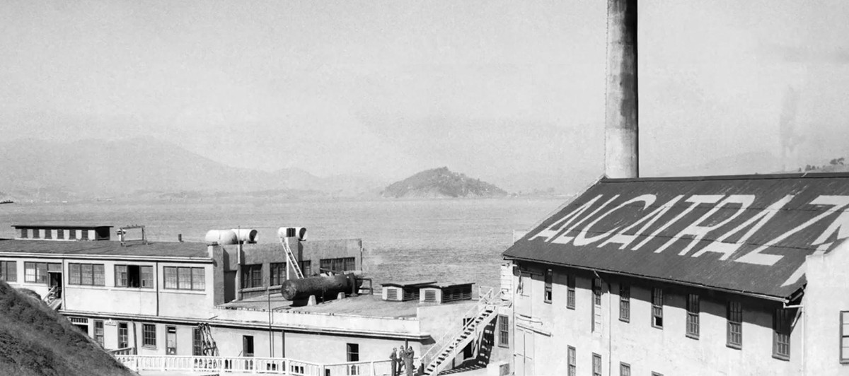 Một giả thuyết cho rằng, 3 tù nhân trên bị đại dương "nuốt chửng" khi vượt ngục. Vì vậy, người ta mới không tìm thấy bất cứ tên tội phạm đào tẩu nào.