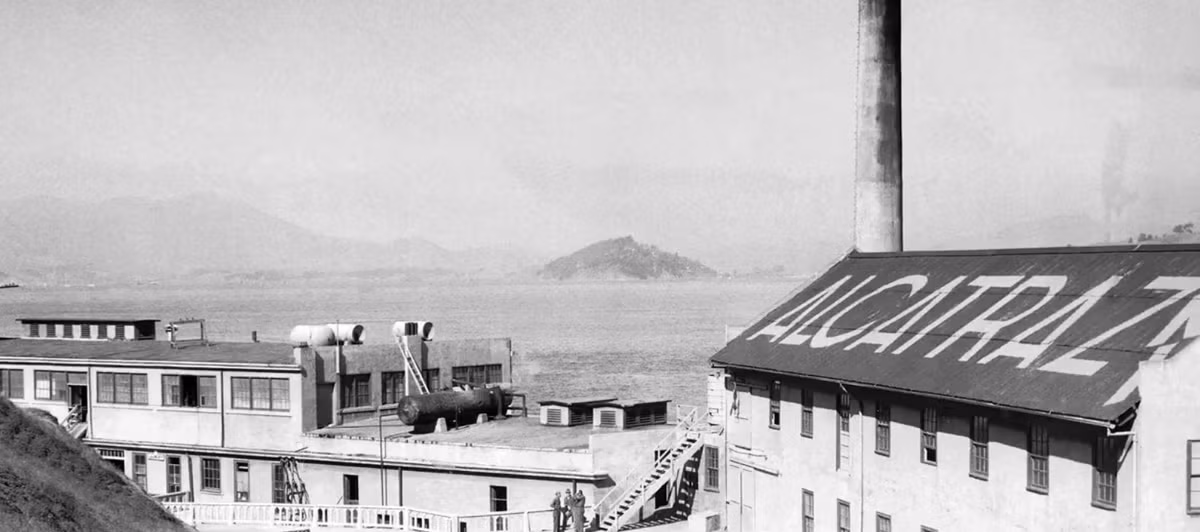 Một giả thuyết cho rằng, 3 tù nhân trên bị đại dương "nuốt chửng" khi vượt ngục. Vì vậy, người ta mới không tìm thấy bất cứ tên tội phạm đào tẩu nào.