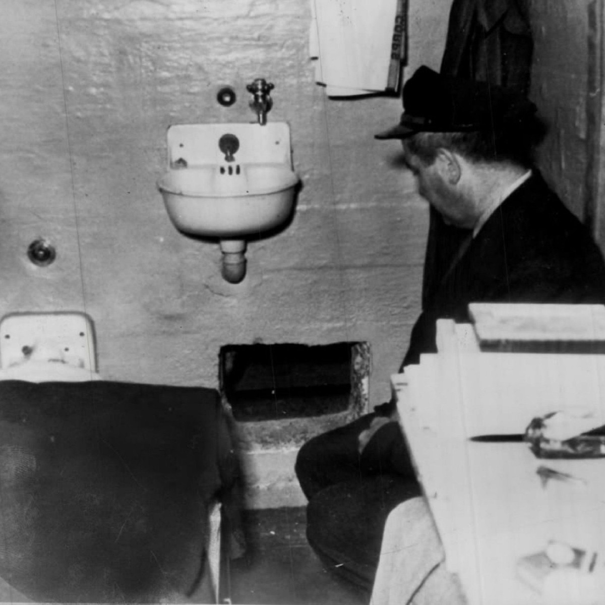 Nhiều người tò mò không biết làm thế nào mà Frank Morris và anh em nhà Anglin có thể vượt qua vùng biển rộng lớn và nguy hiểm mà không bị bắt lại. Không ai rõ chúng đã đi về đâu sau khi bỏ trốn thành công khỏi nhà tù Alcatraz.