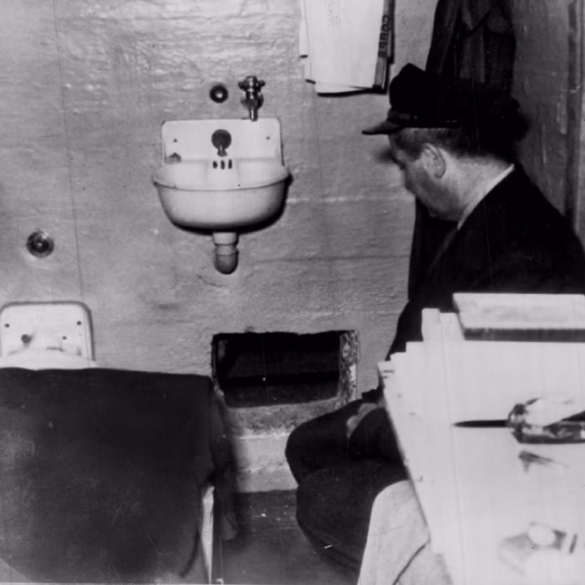 Nhiều người tò mò không biết làm thế nào mà Frank Morris và anh em nhà Anglin có thể vượt qua vùng biển rộng lớn và nguy hiểm mà không bị bắt lại. Không ai rõ chúng đã đi về đâu sau khi bỏ trốn thành công khỏi nhà tù Alcatraz.