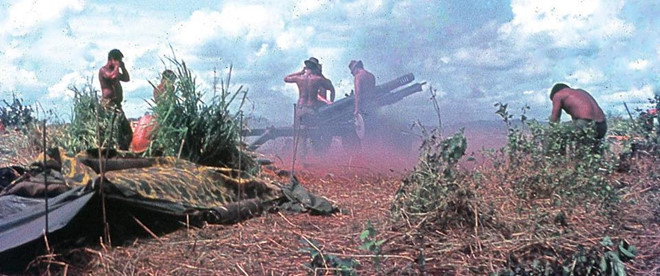 Theo các tài liệu, phi công Charles Shelton lái máy bay thực hiện nhiệm vụ trinh sát tại Lào năm 1965 thì bị bắn hạ. Ban đầu, phi công Shelton vẫn giữ liên lạc với không quân. Thế nhưng, về sau, ông mất liên lạc và biến mất một cách bí ẩn.