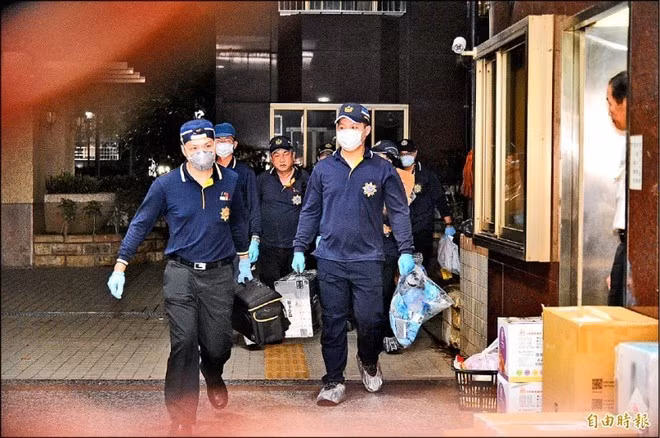 Hai me con bi cat co trong can phong khoa trai-Hinh-2