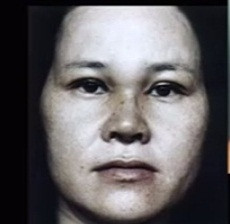 Năm 1982, Fukuda, 34 tuổi, là mẹ của 4 đứa con và làm tiếp viên ở quán rượu tại Matsuyama. Trong lúc làm việc, ả ghen tức với tiếp viên có tên Atsuko Yasuoka, 31 tuổi, nên đã đến nhà người này rồi ra tay siết cổ nạn nhân đến chết. Sau khi gây án, nữ tội phạm lấy tiền mặt và nhiều của cải giá trị của nạn nhân.