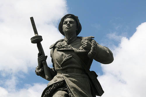 Binh sĩ Liên Xô không thể chiếm ưu thế trong cuộc chiến với Đức quốc xã. Dù sử dụng nhiều lựu đạn ném về phía các súng máy của quân địch nhưng lính Liên Xô không thể phá hủy được chúng.