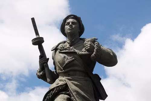 Binh sĩ Liên Xô không thể chiếm ưu thế trong cuộc chiến với Đức quốc xã. Dù sử dụng nhiều lựu đạn ném về phía các súng máy của quân địch nhưng lính Liên Xô không thể phá hủy được chúng.