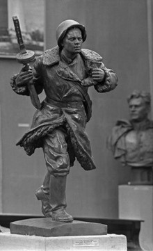 Matrosov chứng kiến nhiều đồng đội bị thương vong khi chiến đấu với quân lính phát xít Đức.