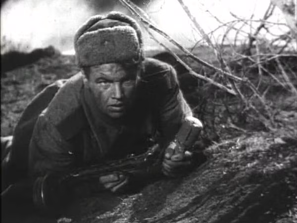 Trước những tổn thất lớn của Liên Xô, Matrosov có hành động dũng cảm là xông lên, lấy thân mình để chặn một khẩu súng máy của lính Đức quốc xã.