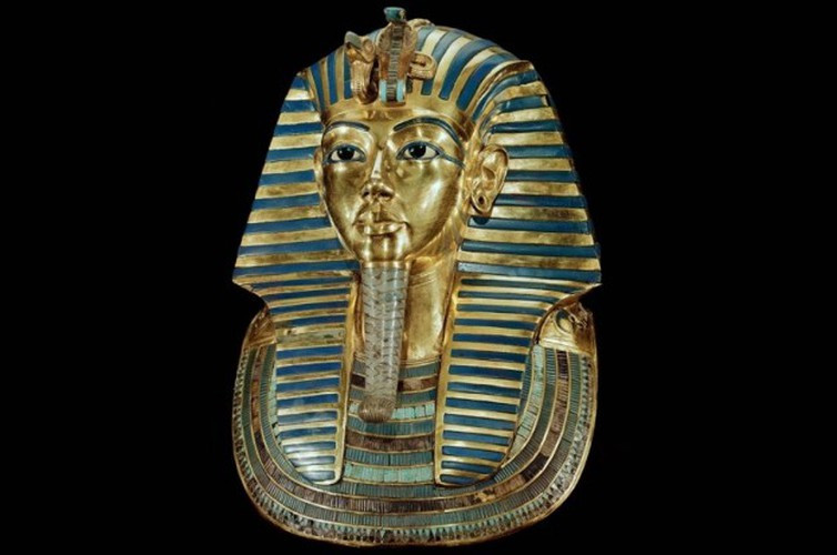 Lên ngôi khi khoảng 9 tuổi, Tutankhamun băng hà sau 10 năm tại vị. Nguyên nhân cái chết của ông là một bí ẩn lớn khi có giả thuyết cho rằng ông chết vì tai nạn hay bị ám sát.