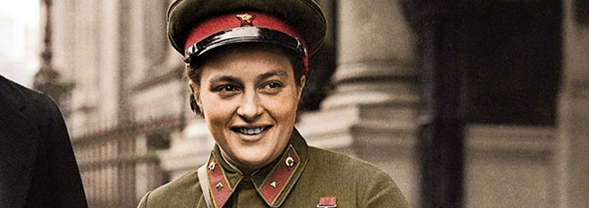 Theo đó, Pavlichenko trở thành một phần của Hồng quân Liên Xô. Những nhiệm vụ đầu tiên của cô là ở chiến trường Hy Lạp và Moldova.