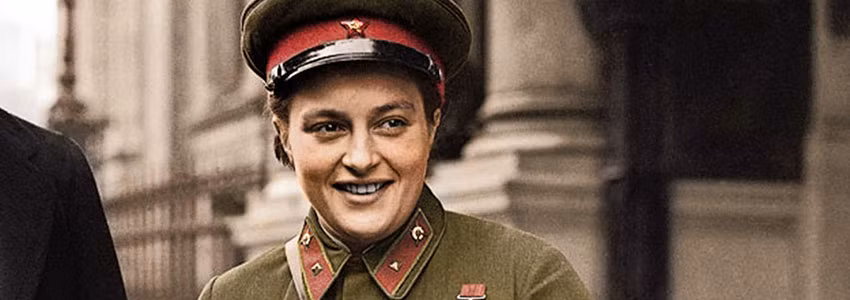 Theo đó, Pavlichenko trở thành một phần của Hồng quân Liên Xô. Những nhiệm vụ đầu tiên của cô là ở chiến trường Hy Lạp và Moldova.