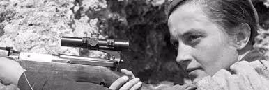 Đến năm 1942, khi làm nhiệm vụ, Pavlichenko bị thương do mảnh đạn găm vào mặt.