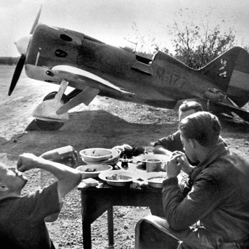 Khi Thế chiến 2 nổ ra, ban đầu Fedorov được giao nhiệm vụ ở sau tiền tiến để thử nghiệm các mẫu máy bay mới. Đến năm 1942, ông thuyết phục được cấp trên cho ra mặt trận. Kể từ đây, ông đã bắn hạ nhiều máy bay của quân địch.