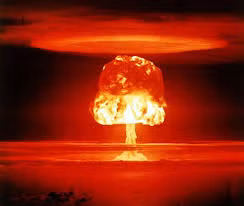 Chính quyền Moscow triển khai Dự án E-4 vào năm 1958 với mục tiêu là đưa một quả bom nguyên tử lên Mặt Trăng rồi kích nổ trước sự chứng kiến của toàn thế giới.