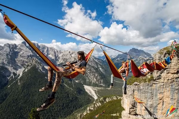 Rung minh voi le hoi du day, mac vong nam giua vuc tham