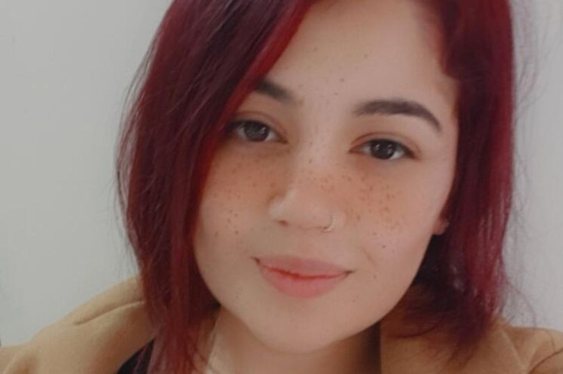 Nguoi phu nu dang thuong bi chong cu doi nuoc soi khi dang ngu