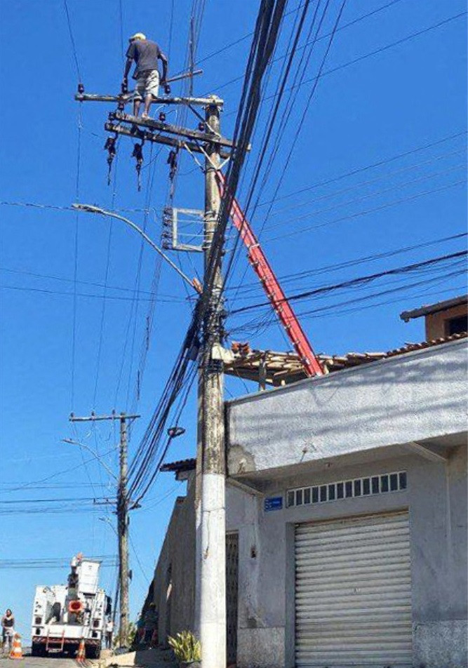 Trốn cảnh sát, kẻ đào tẩu cố thủ trên cột điện suốt 24 giờ Tron canh sat, ke dao tau co thu tren cot dien suot 24 gio