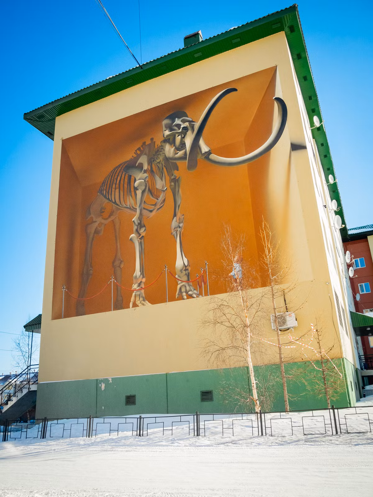 5. Bộ xương voi ma mút: Bức tranh tường tái hiện một con voi ma mút khổng lồ trong khung cảnh bảo tàng. Nhìn từ xa, bố cục có vẻ gần như ba chiều.