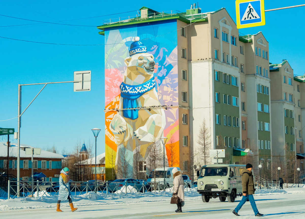 4. Gấu Bắc Cực: Bức tranh tường vẽ con gấu bắc cực khổng lồ đội mũ và quàng khăn có họa tiết phương Bắc. Bức tranh được hoàn thành vào năm 2020.