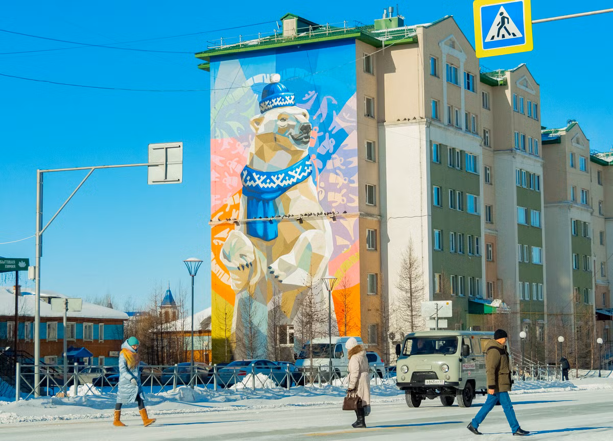 4. Gấu Bắc Cực: Bức tranh tường vẽ con gấu bắc cực khổng lồ đội mũ và quàng khăn có họa tiết phương Bắc. Bức tranh được hoàn thành vào năm 2020.