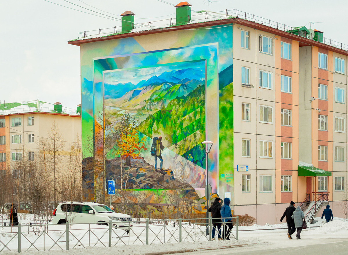 3. Khách du lịch: Bạn có thể tìm thấy một bức tranh tường vẽ du khách đang chinh phục vùng đất rộng lớn của Yamal bên cạnh tàu phá băng và voi ma mút. Ba bức tranh tường tạo thành một không gian nghệ thuật độc đáo ở trung tâm thành phố.