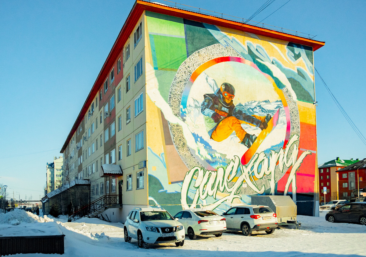 7. Người trượt tuyết: Bức tranh tường có tiêu đề 'Người trượt tuyết' và dòng chữ "Salekhard" đã xuất hiện trong lễ hội nghệ thuật đường phố 'Phòng thủ Văn hóa' năm 2018.