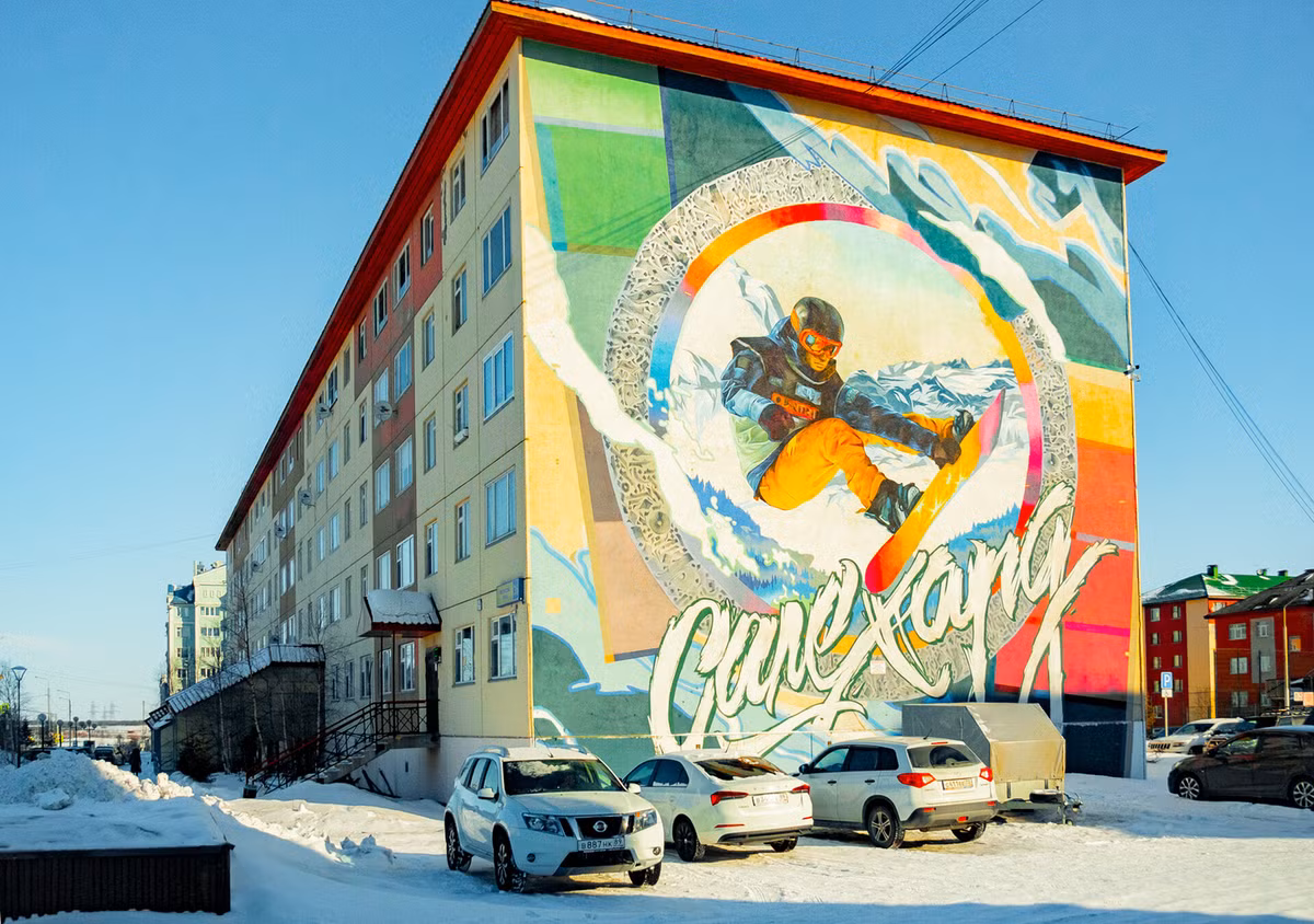 7. Người trượt tuyết: Bức tranh tường có tiêu đề 'Người trượt tuyết' và dòng chữ "Salekhard" đã xuất hiện trong lễ hội nghệ thuật đường phố 'Phòng thủ Văn hóa' năm 2018.
