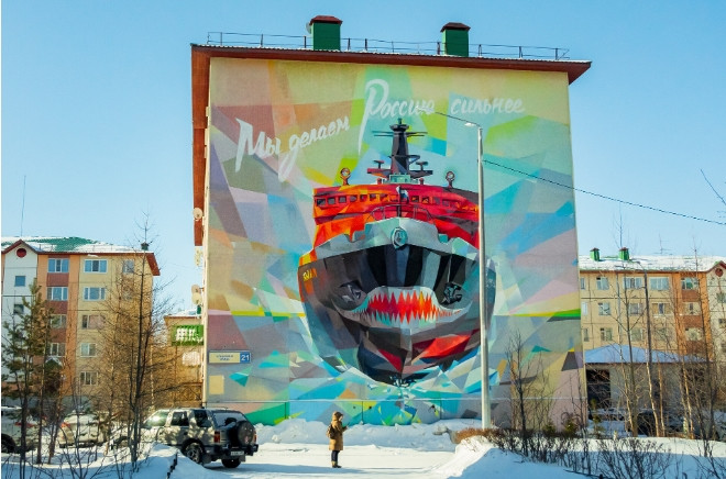 1. Tàu phá băng 'Yamal': Bức tranh tường ấn tượng này mô tả tàu phá băng chạy bằng năng lượng hạt nhân huyền thoại Yamal, đã thực hiện hơn 40 chuyến đi đến Bắc Cực, xuất hiện vào năm 2016. Phải mất hàng trăm bình sơn aerosol để tạo ra hình ảnh dài 18 mét này.