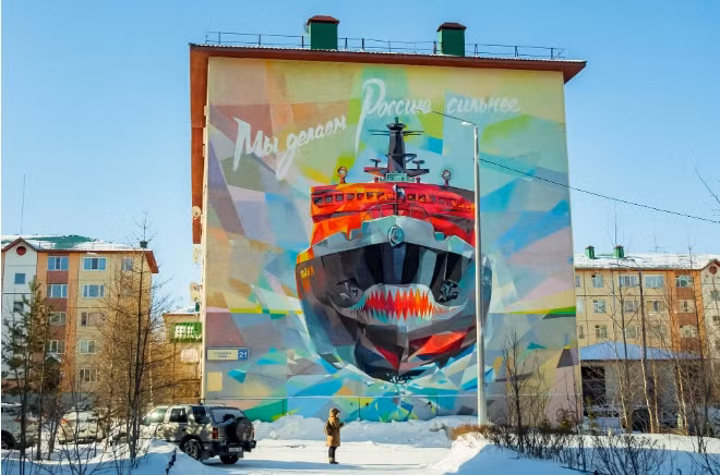 1. Tàu phá băng 'Yamal': Bức tranh tường ấn tượng này mô tả tàu phá băng chạy bằng năng lượng hạt nhân huyền thoại Yamal, đã thực hiện hơn 40 chuyến đi đến Bắc Cực, xuất hiện vào năm 2016. Phải mất hàng trăm bình sơn aerosol để tạo ra hình ảnh dài 18 mét này.