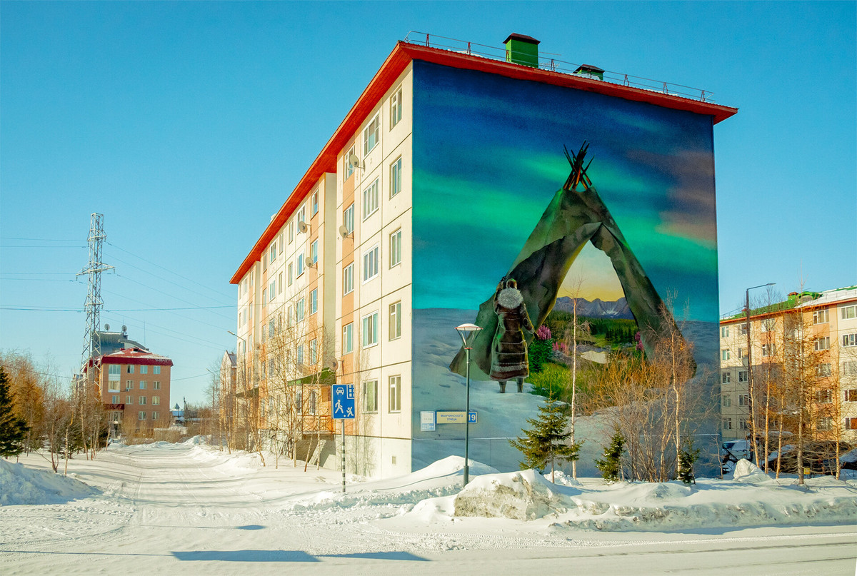 9. Người Chum: Đây là một trong những bức tranh tường mới nhất, đã xuất hiện vào Mùa hè năm 2022: một chiếc lều da tuần lộc trên nền của Cực quang và bên trong nó là lãnh nguyên đầy màu sắc.