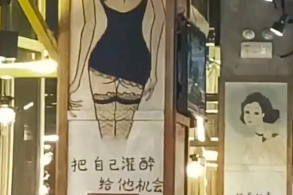 Khuyến khích phụ nữ uống say, nhà hàng hứng chỉ trích Khuyen khich phu nu uong say, nha hang hung chi trich