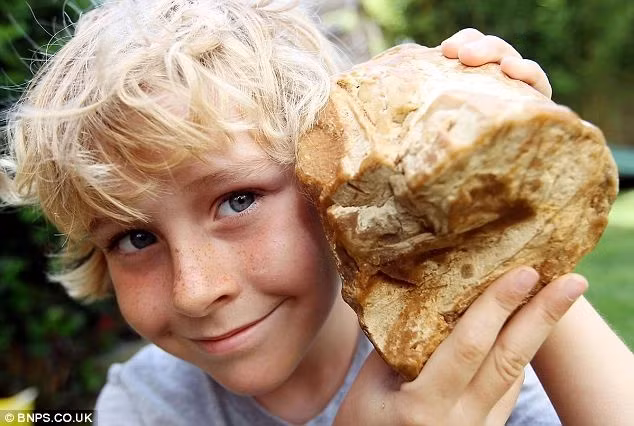 Di dao bo bien, cau be bong nhat duoc “kho bau” 1,1 ty