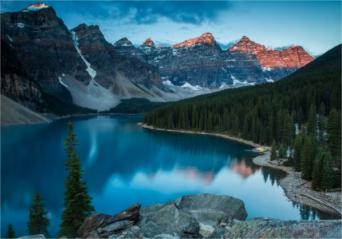 Hồ Moraine của Canada chỉ đón du khách từ tháng 6 đến tháng 10 hàng năm khi băng tuyết trên núi Ten Peaks tan chảy và trút xuống lòng hồ tạo thành sắc xanh diễm lệ.