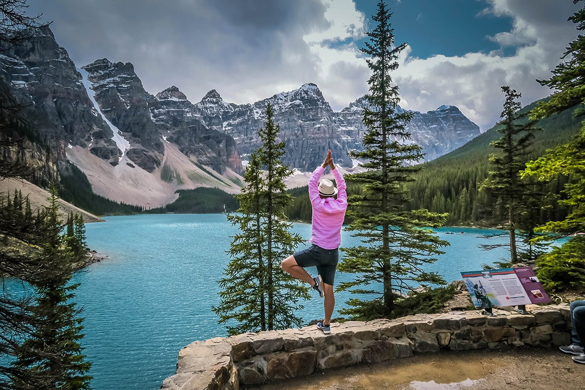 Theo cảm nhận của nhiều người, khoảnh khắc như chính những ngọn núi đang tỏa ra vầng hào quang, và càng tuyệt vời hơn khi sắc vàng in bóng xuống mặt hồ xanh.