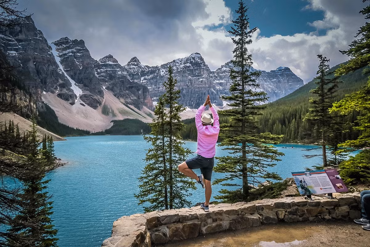 Theo cảm nhận của nhiều người, khoảnh khắc như chính những ngọn núi đang tỏa ra vầng hào quang, và càng tuyệt vời hơn khi sắc vàng in bóng xuống mặt hồ xanh.