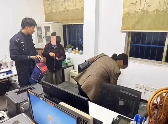 Be trai 11 tuoi dap xe 130 km den nha ba vi cai nhau voi me-Hinh-2