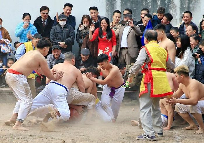 Tinh than thuong vo tai le hoi vat cau Thuy Linh-Hinh-5