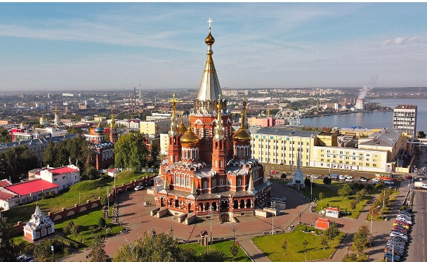 7. Izhevsk: Ban đầu, quảng trường ở Izhevsk từng được gọi là Quảng trường Mikhailovskaya, vì Nhà thờ Mikhailovsky đứng ngay bên cạnh. Sau đó, nơi này được đổi tên thành Quảng trường Đỏ vào năm 1918.