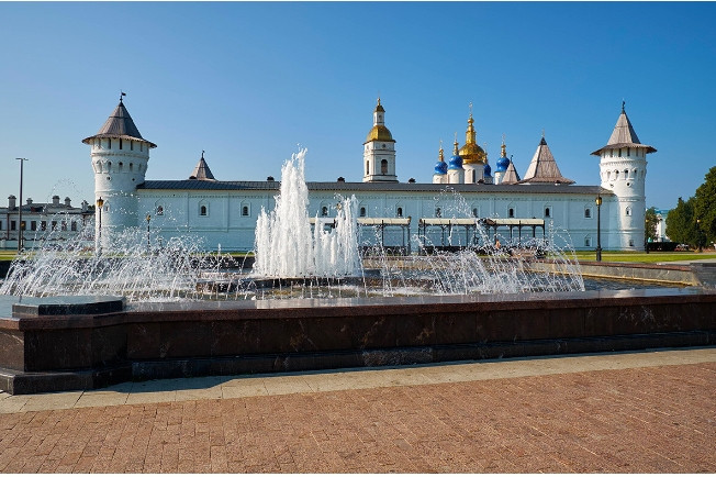 5. Tobolsk: Điện Kremlin bằng đá duy nhất ở Siberia chỉ được bảo tồn ở thị trấn Tobolsk (Vùng Tyumen). Và nó nằm chính xác trên Quảng trường Đỏ (Quảng trường Sobornaya trước cuộc cách mạng) ở trung tâm lịch sử trên một ngọn đồi. Bên cạnh điện Kremlin, Lâu đài Nhà tù cũng nằm ở đó. Từ đó, bạn có thể ngắm nhìn toàn cảnh Sông Irtysh.