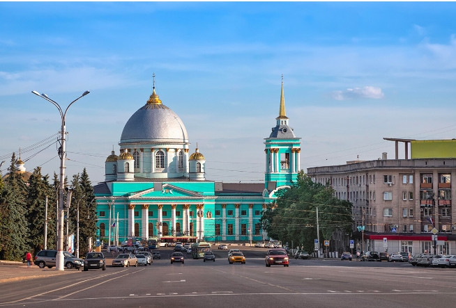 8. Kursk: Theo các tài liệu lịch sử chính thức, quảng trường này ở Kursk (đông nam nước Nga) đã được xây dựng lại sau một trận hỏa hoạn vào cuối thế kỷ 18. Quảng trường trung tâm được xây dựng ở vị trí của những ngôi nhà bị phá hủy bởi đám cháy và phần còn lại của pháo đài phòng thủ. Hoàng hậu Catherine II đã phê duyệt tên quảng trường Đỏ cho nơi này, với ý nghĩa tương tự như ở Moscow – có nghĩa là “đẹp”.