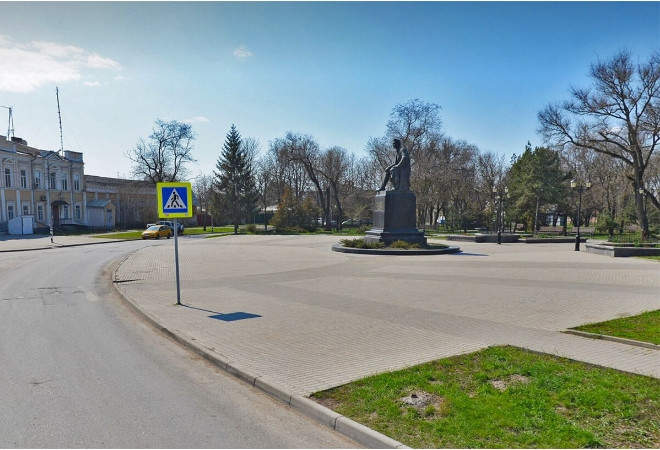 10. Taganrog: Được xây dựng với các dãy cửa hàng, Quảng trường Đỏ ở phía Nam thành phố Taganrog nằm giữa Chợ Trung tâm, sân vận động và tượng đài Anton Chekhov. Tuy nhiên, khu chợ đã có từ giữa thế kỷ 19, khi quảng trường này được gọi là Quảng trường Alexander, để vinh danh Hoàng đế Alexander I, người qua đời ở Taganrog năm 1825. Những người Bolshevik đã đổi tên nó thành Quảng trường Đỏ vào năm 1923. Ảnh: RBTH.