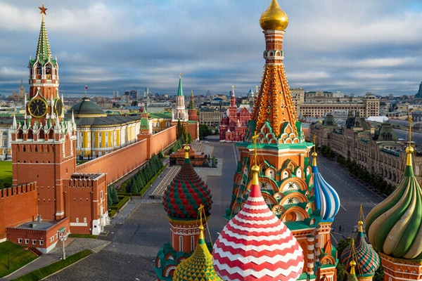 1. Moscow: Quảng trường chính của Moscow là quảng trường nổi tiếng nhất trong tất cả các quảng trường Đỏ. Bạn có thể nhìn thấy những bức tường và tháp của điện Kremlin, bao gồm cả những chiếc chuông nổi tiếng, thăm Lăng Lenin, trung tâm mua sắm lâu đời nhất của Nga, GUM, Nhà thờ Thánh Basil.