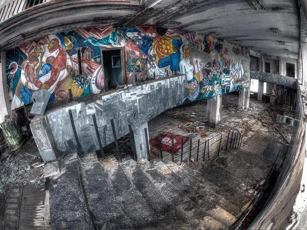 Những công trình công cộng trở nên hiu quạnh khi thiếu vắng bóng dáng con người hàng chục năm.