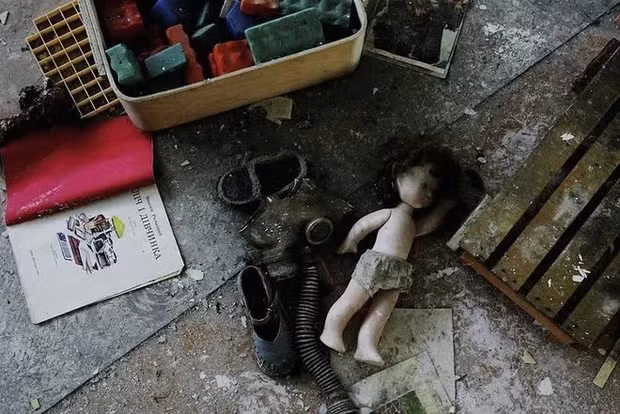 Những đồ chơi cùng cuốn sách, đôi giày của trẻ em bị bỏ lại bên cạnh chiếc mặt nạ phòng độc.