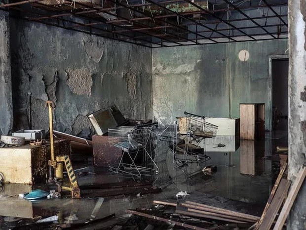 Khung cảnh lạnh lẽo trong một siêu thị với những chiếc xe đẩy hàng bị bỏ lại.