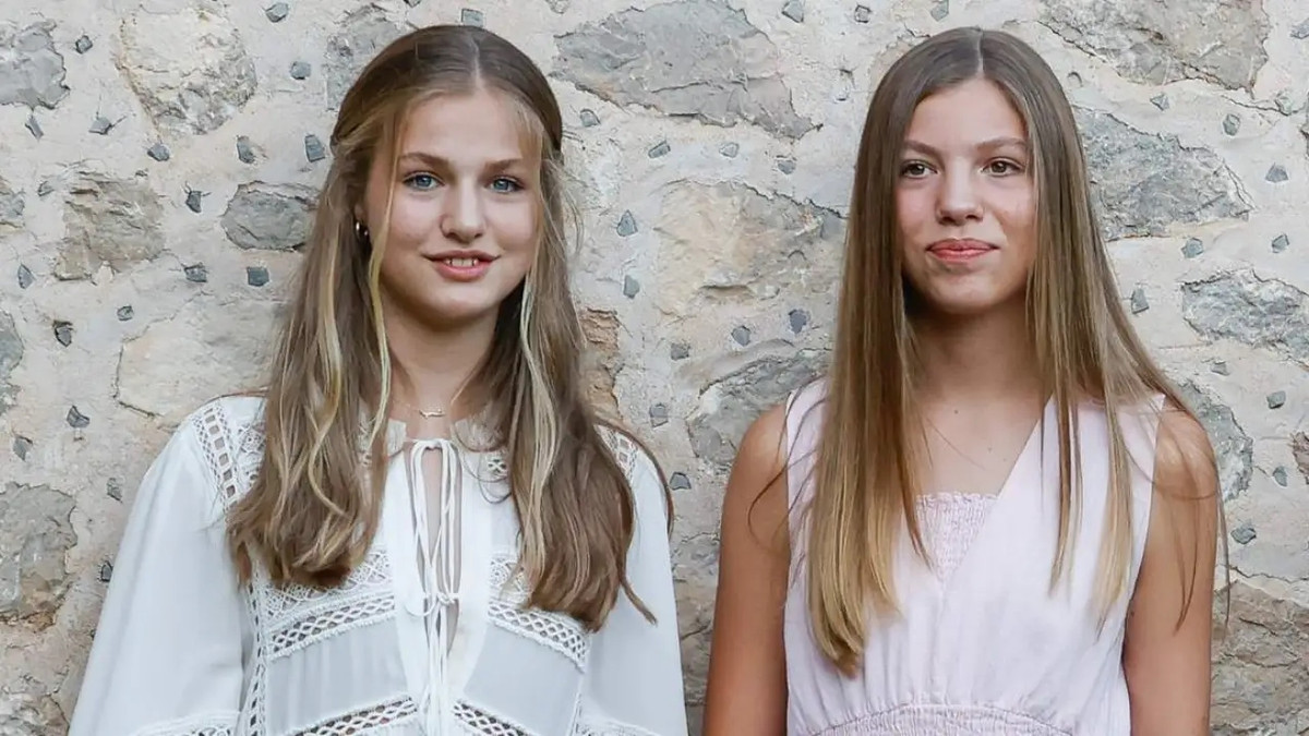 Ở tuổi lên 8, công chúa Tây Ban Nha thành thạo tiếng Anh, tiếng Pháp, tiếng Ả Rập và có lối sống rất nề nếp. Không chỉ giỏi ngoại ngữ, công chúa Leonor và em gái là công chúa Sofia còn học bale, piano và thường thức nhạc cổ điển hàng tuần.