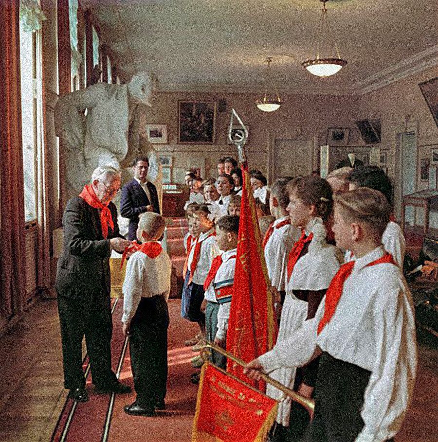 Những em học sinh nhận khăn quàng đỏ tại Bảo tàng Lênin ở Kiev, năm 1964. Ảnh: RBTH.